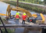 Строители утопили в реке экскаватор во время строительства моста - видео