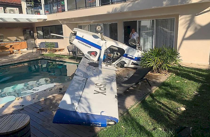 Сверхлёгкий самолёт упал на крышу жилого дома в Бразилии