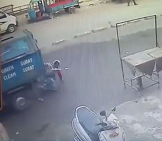 Женщина, остановившаяся помолиться перед храмом, оказалась под колёсами мусоровоза в Индии ▶