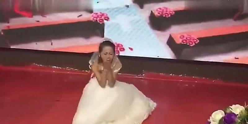 Бывшая подруга сорвала свадьбу жениху, заявившись в подвенечном платье на церемонию ▶