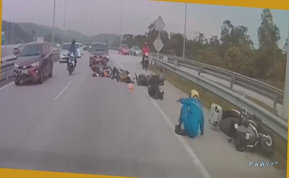 Мотоциклист, подрезавший легковушку, стал виновником крупного ДТП в Малайзии