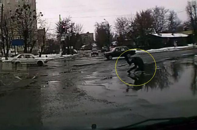 Пешеход, кувыркнувшись, ловко форсировал лужу на Украине
