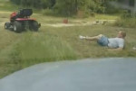 Шутник, подъехав на автомобиле, застал врасплох своего отца на газонокосилке (Видео)