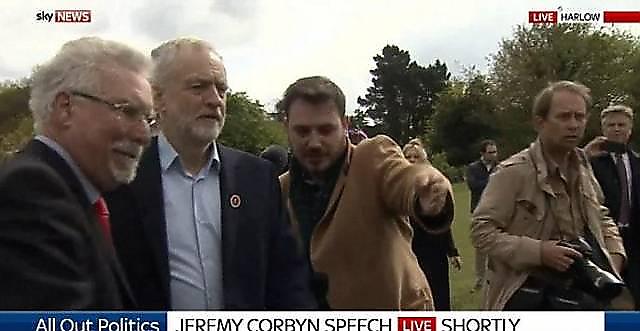 Английский политик предстал перед телезрителями с неправильного ракурса. (Видео)