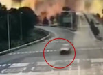 Автомобилист в самый последний момент уехал из эпицентра взрыва танкера с топливом