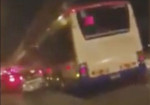 Неадекватный водитель автобуса, сбивший 7 автомобилей, был наказан разгневанной толпой в Малайзии (Видео)