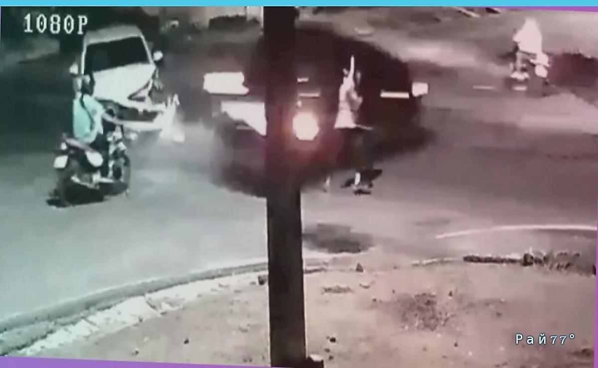 Случайная прохожая на свою беду оказалась на месте сокрушительного ДТП ▶