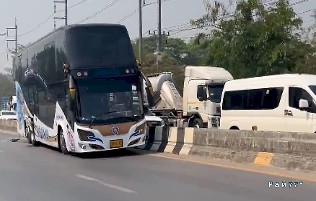 Автобус без тормозов километр прокладывал путь по трассе в Таиланде