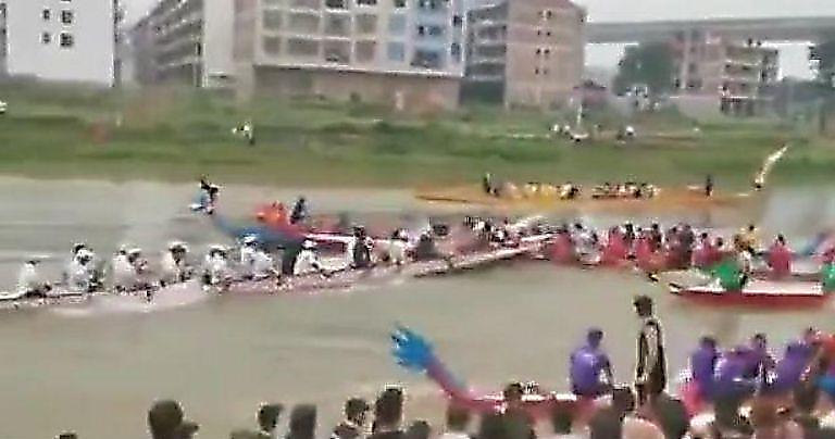 Три лодки-драконы попали в аварию на водном канале в Китае ▶
