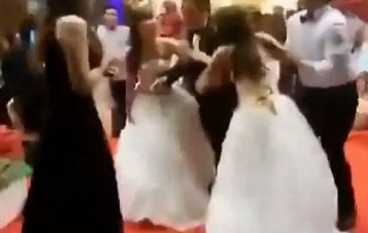 Две невесты не поделили жениха в Китае (Видео)