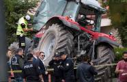 Фермер на тракторе раздавил два автомобиля, прорываясь к израильскому посольству в Турции (Видео) 4
