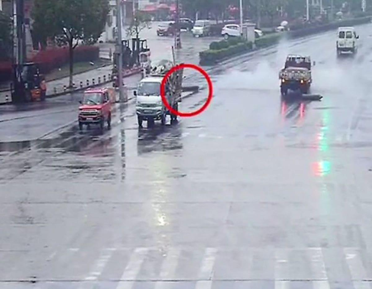 Кислородный баллон, выпавший из грузовика, поразил мотоциклистку в Китае