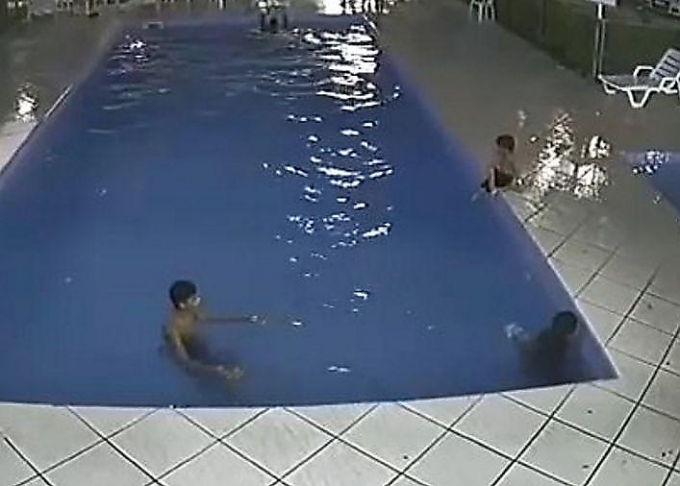 Охранник успел спасти ребёнка, прыгнувшего в бассейн в Бразилии ▶
