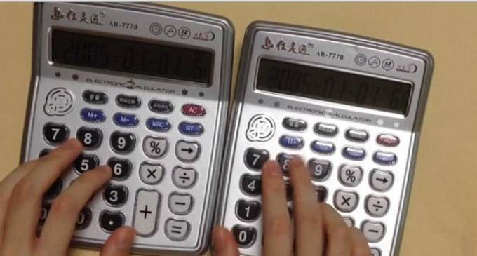 Японский меломан играет мировые хиты на калькуляторах (Видео)