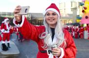 Тысячи разнополых «Санта - Клаусов» вышли на улицы Вуллонгонга, Лондона и Нью - Йорка + зомби вечеринка в Австралии (Видео) 71