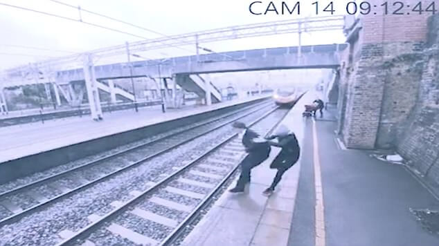 Женщина в самый последний момент нарушила планы самоубийцы, попытавшегося броситься под поезд. (Видео)