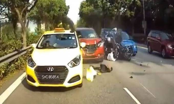 Три мотоциклиста и три автомобилиста приняли участие в молниеносном ДТП в Сингапуре (Видео)