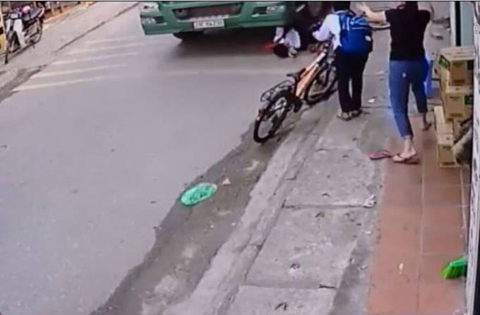 Грузовик проехал в миллиметрах от школьника, упавшего с велосипеда на автотрассе во Вьетнаме. (Видео)