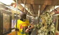 Аргентинская фотомодель, нарядившись в костюм с приклееными долларами, устроила акцию небывалой щедрости в нью-йоркской подземке. (Видео) 1