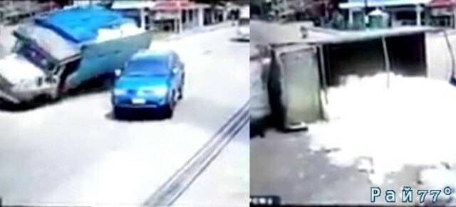 Водитель пикапа «зрелищно подрезал» грузовик гружённый снегом в Тайланде. (Видео)