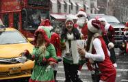 Тысячи разнополых «Санта - Клаусов» вышли на улицы Вуллонгонга, Лондона и Нью - Йорка + зомби вечеринка в Австралии (Видео) 159
