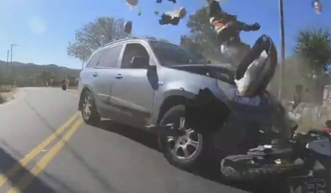 Мотоциклист попал «под раздачу», оказавшись на пути автомобиля в Аргентине (Видео)