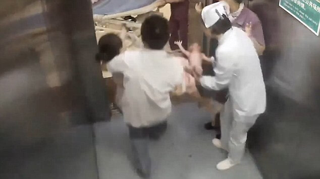 Беременная китаянка не доехала до палаты и родила в лифте роддома. (Видео)