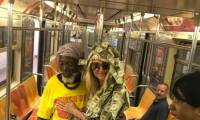 Аргентинская фотомодель, нарядившись в костюм с приклееными долларами, устроила акцию небывалой щедрости в нью-йоркской подземке. (Видео) 5