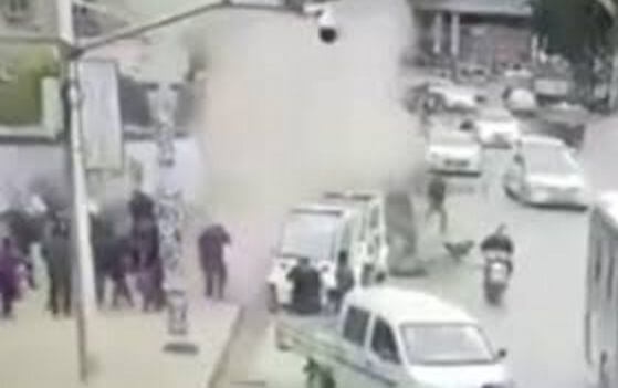 Взрыв канализации попал на видеокамеру в Китае (Видео)