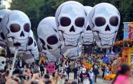 Тысячи мексиканцев приняли участие в параде, посвящённом дню мёртвых в Мехико. (Видео) 3