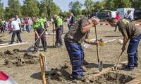 Традиционный конкурс «Grave Digging» (Sírásóversenyt) копателей могил провели в Венгрии. (Видео) 3