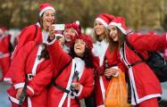 Тысячи разнополых «Санта - Клаусов» вышли на улицы Вуллонгонга, Лондона и Нью - Йорка + зомби вечеринка в Австралии (Видео) 73
