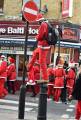 Тысячи разнополых «Санта - Клаусов» вышли на улицы Вуллонгонга, Лондона и Нью - Йорка + зомби вечеринка в Австралии (Видео) 134