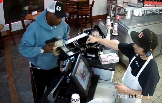 Работник закусочной в США, находясь под прицелом пистолета, с невозмутимым видом... отдал все деньги. (Видео)