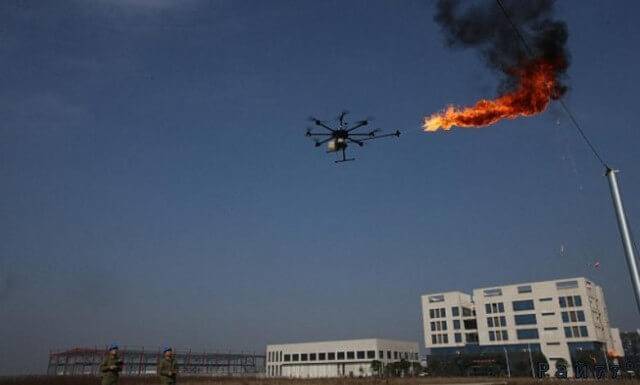 Летающие дроны с огнемётами уничтожают мусор на электрических столбах в Китае. (Видео)