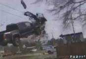 Угонщик, уходя от полицейской погони, совершил «головокружительный кульбит», приземлившись на крыше легкового автомобиля (Видео)