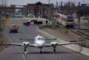 Женщина - пилот посадила самолёт на оживлённой трассе в Канаде (Видео) 0