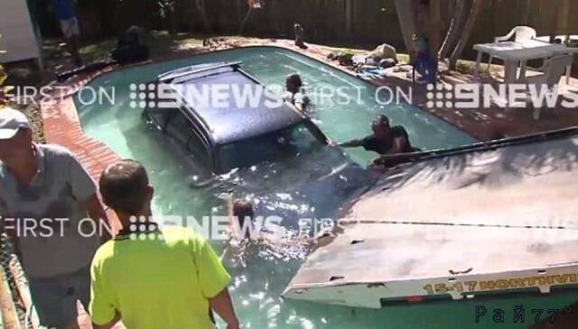 Австралийский автовладелец второй раз, вместо мойки, помыл в бассейне свой автомобиль (Видео)