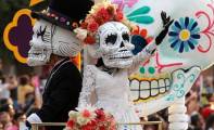Тысячи мексиканцев приняли участие в параде, посвящённом дню мёртвых в Мехико. (Видео) 13