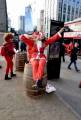 Тысячи разнополых «Санта - Клаусов» вышли на улицы Вуллонгонга, Лондона и Нью - Йорка + зомби вечеринка в Австралии (Видео) 110