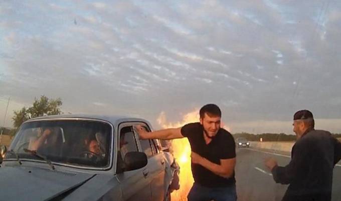 Драматический момент спасения водителя и двух пассажиров из салона загоревшегося автомобиля, попал на видеокамеру в Баку