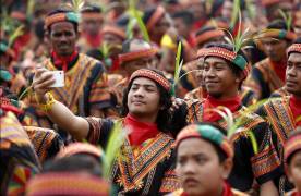 10000 индонезийцев исполнили «саманский» танец для привлечения туристов в регион, живущий по законам шариата. (Видео) 1