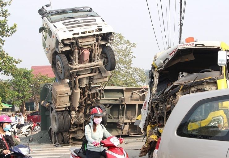 Песковоз не поделил дорогу с автокраном во Вьетнаме ▶