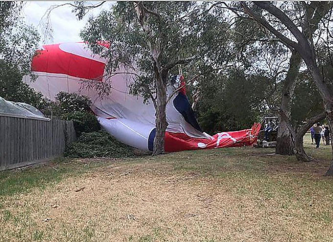 Два воздушных шара упали на жилые дома в Австралии ▶