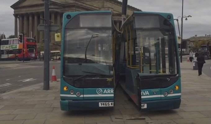Гигантский нож разрубил автобус, в рамках грандиозного перформанса в Британии (Видео)