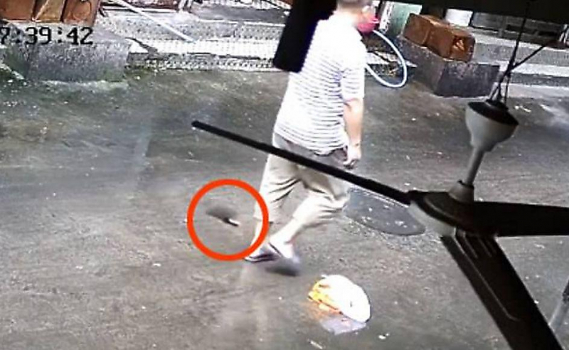 Кухонный тесак, выпавший из окна жилого дома, чуть не угодил в случайного пешехода в Китае ▶