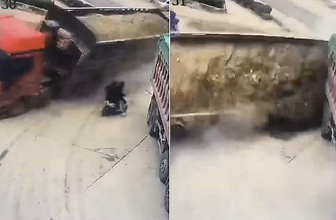 Мотоциклисты в самый последний момент проехали перед опрокидывающимся грузовиком с песком (Видео)