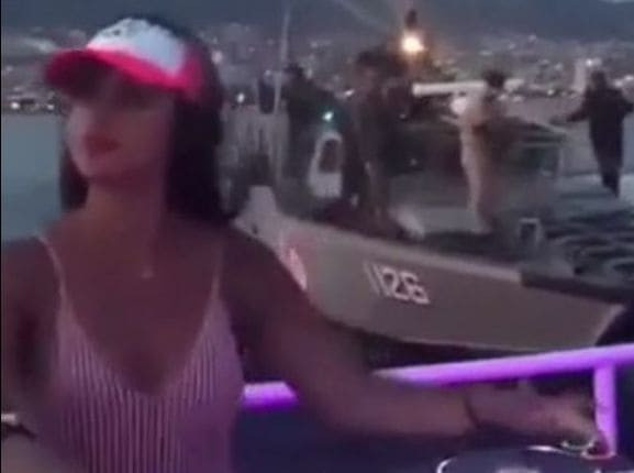 Полицейские, незаметно причалив на катере, присоединились к шумной вечеринке на яхте (Видео)