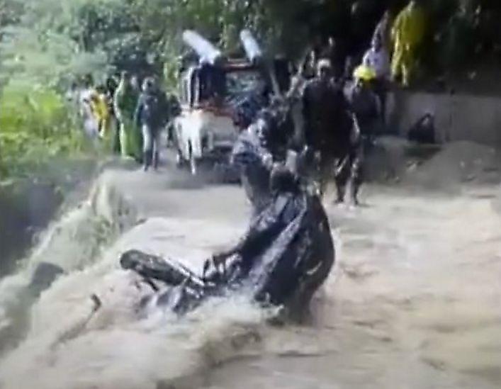 Байкер лишился мотоцикла, пытаясь проехать через бурный поток в Гондурасе ▶