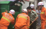 Спасатели помогли выбраться застрявшему вниз головой в мусорном контейнере китайцу (Видео)
